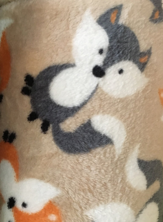 Reversible supersoft polar fleece, foxes/hedgehogs on beige image 0